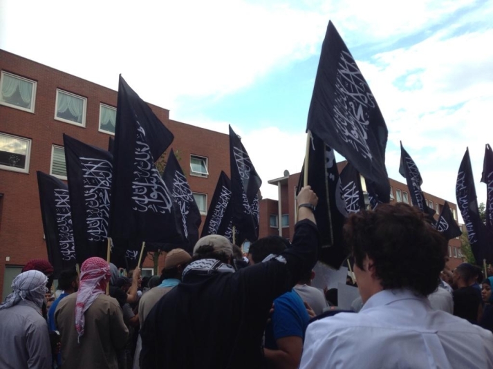 2014 július: a dzsihád fekete zászlóját lobogtató tüntetők vonulnak a Hágai Bíróság előtt (Hollandia), azt kántálva „Halál a zsidókra” ( forrás Twitter/@SamRaalte ) 